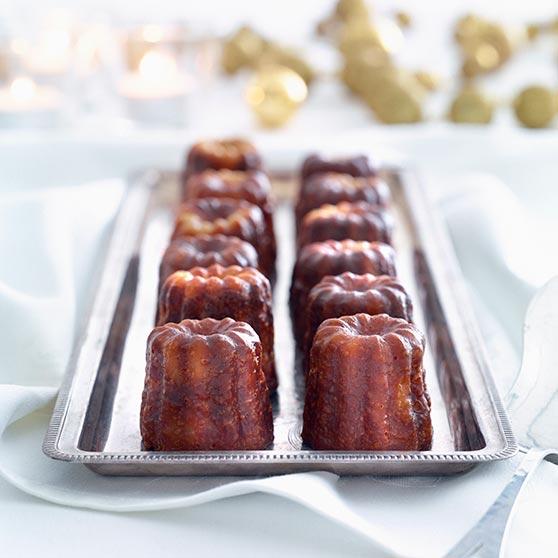 Vanilla and orange−flavoured canelés