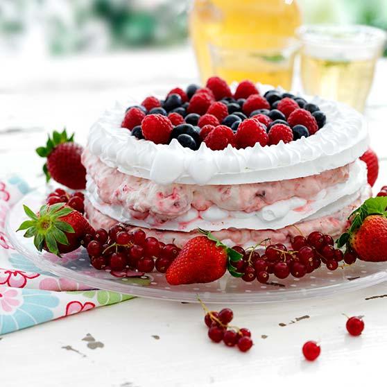 Meringue and berry cake