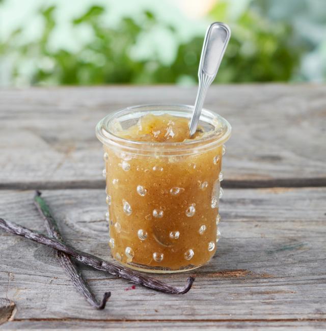 Rhubarb jam flavoured with cardamom and vanilla