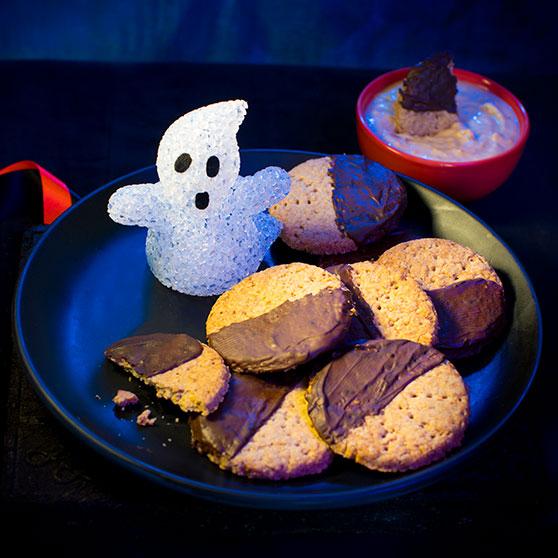 Pumpkin and Praline Cheesecake Dip with Ginger Digestive Biscuits