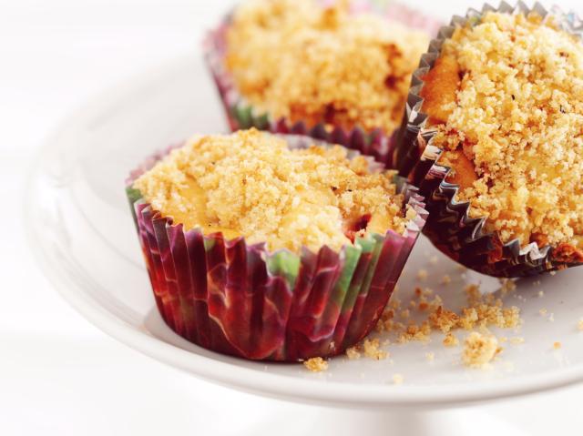 Strawberry Rhubarb muffins with crumble topping