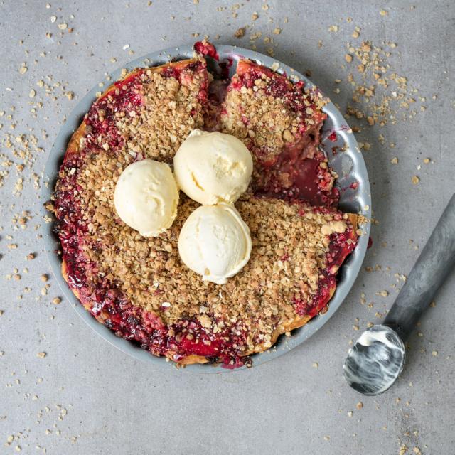 Rhubarb and strawberry crumble pie